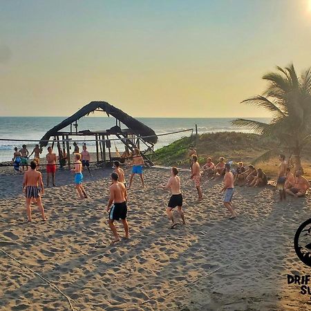 The Driftwood Surfer Beachfront Hostel / Restaurant / Bar, El Paredon El Paredon Buena Vista Exterior photo