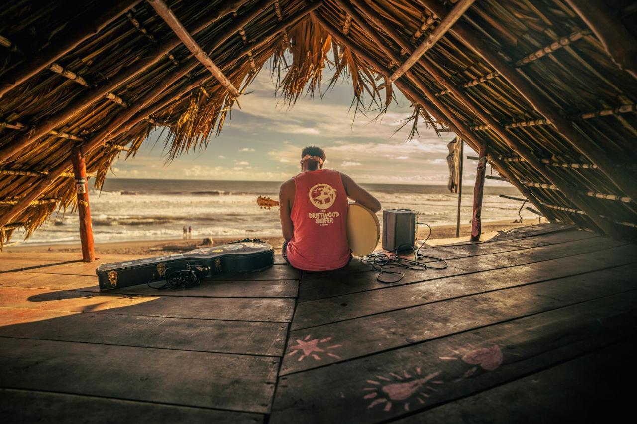 The Driftwood Surfer Beachfront Hostel / Restaurant / Bar, El Paredon El Paredon Buena Vista Exterior photo